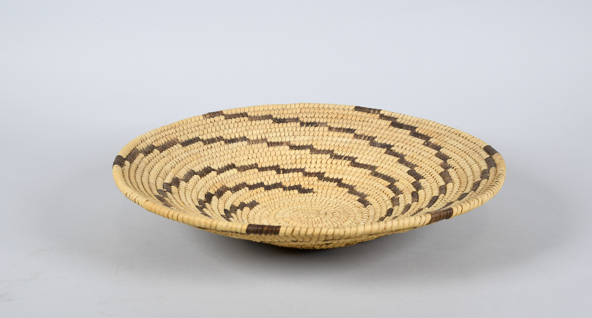 Seks flettede kurver. Flettet i lys og mørk farge, med spiralisert mønster på fire av kurvene, mens de to siste kurvene har stjernemønster og rutemønster.