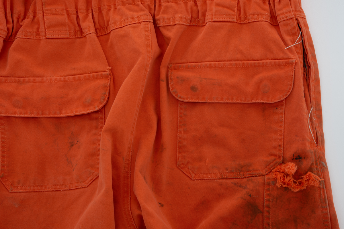 Kjeledress i størrelse 60 med Archer sin logo. Kjeledressen er utstyrt med flere utvendige lommer og reflekser. Innvendig i nakke er det festet en etikett med plattformnavn og QR-kode.