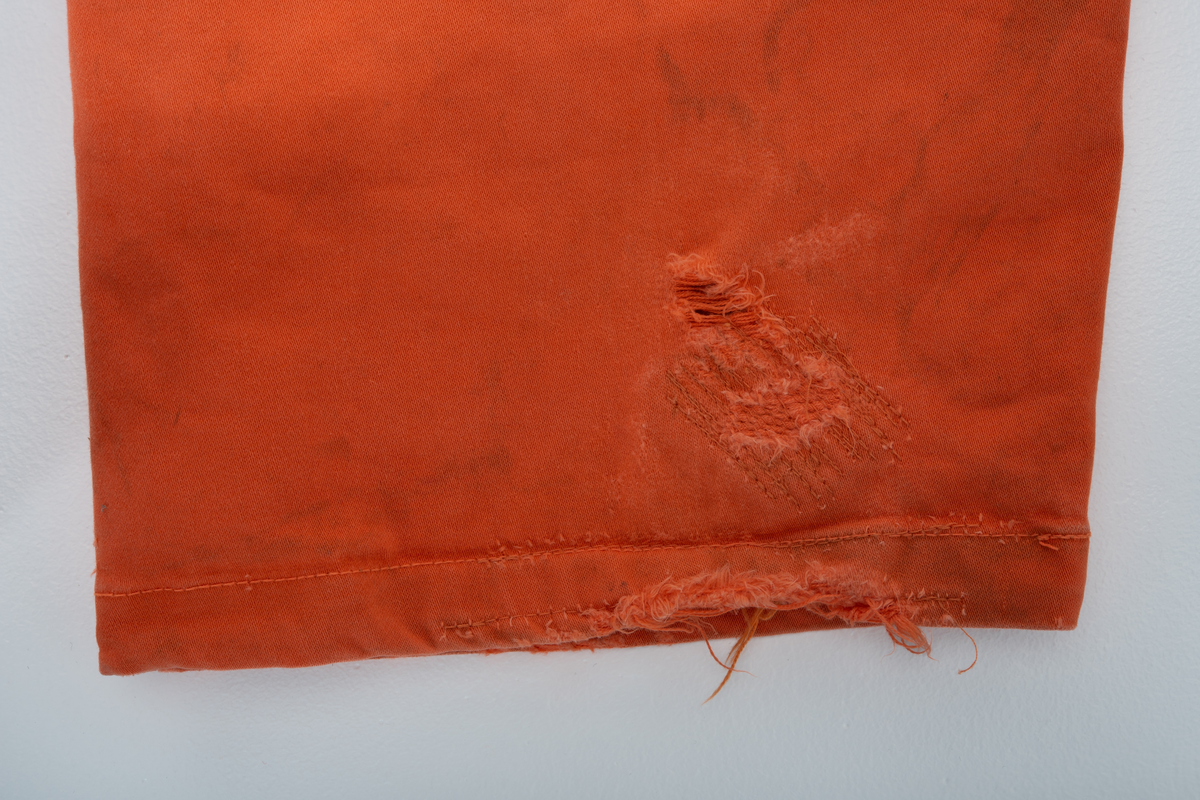 Kjeledress i størrelse 60 med Archer sin logo. Kjeledressen er utstyrt med flere utvendige lommer og reflekser. Innvendig i nakke er det festet en etikett med plattformnavn og QR-kode.