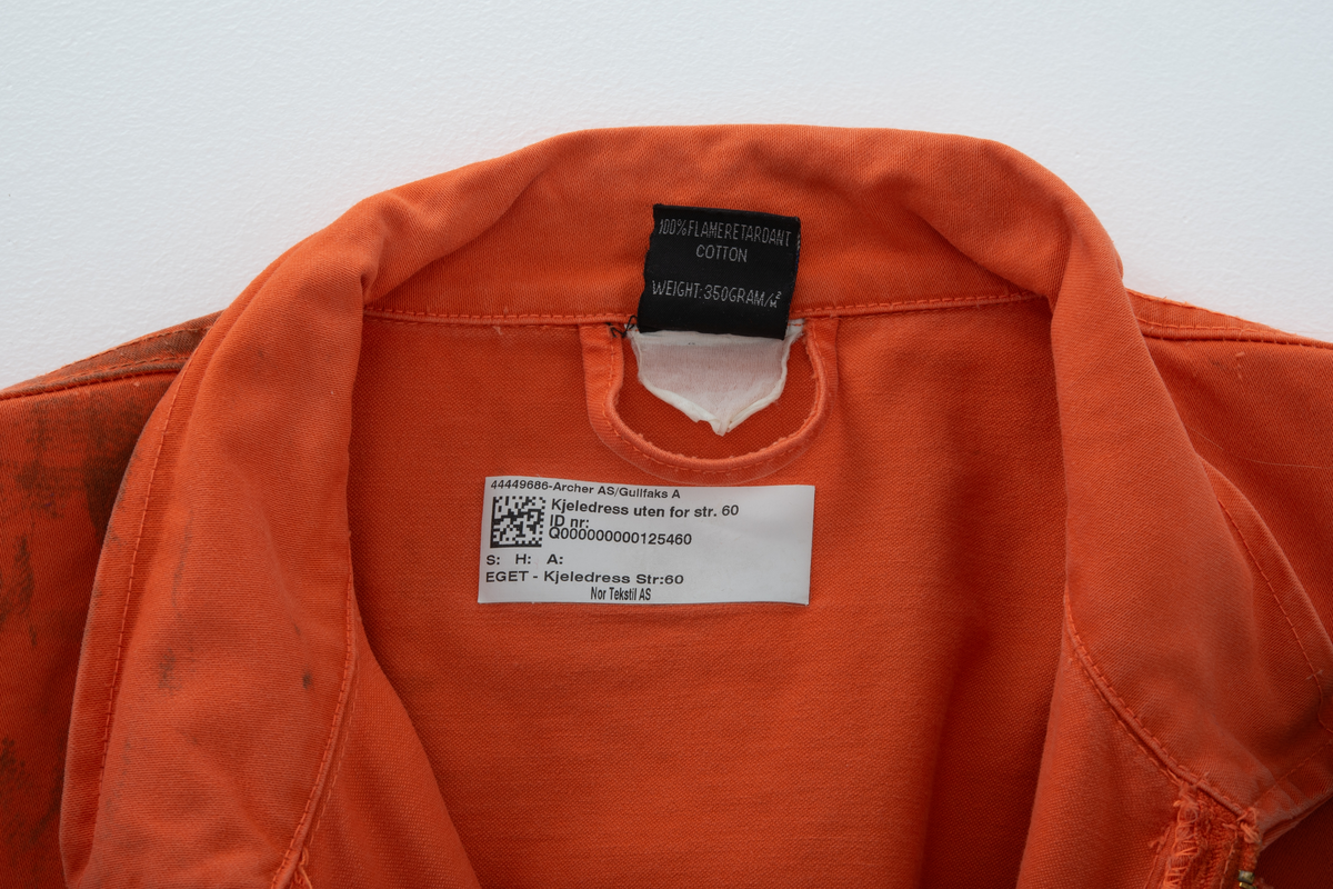 Kjeledress i størrelse 60 med Archer sin logo. Kjeledressen er utstyrt med flere utvendige lommer og reflekser. Innvendig i nakke er det festet en etikett med plattformnavn og QR-kode.