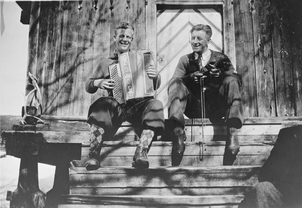 Musikanter på stabburstrammen på søre Støvern, før 1940. Til venstre en ukjent mann med trekkspill, til høyre Timann Støvern med fele.