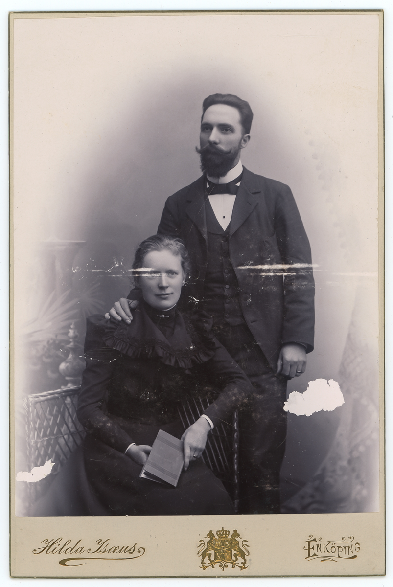 Svartvit ateljébild, på baksidan står "Apotekare och fru Wennerborg f. Östlund".