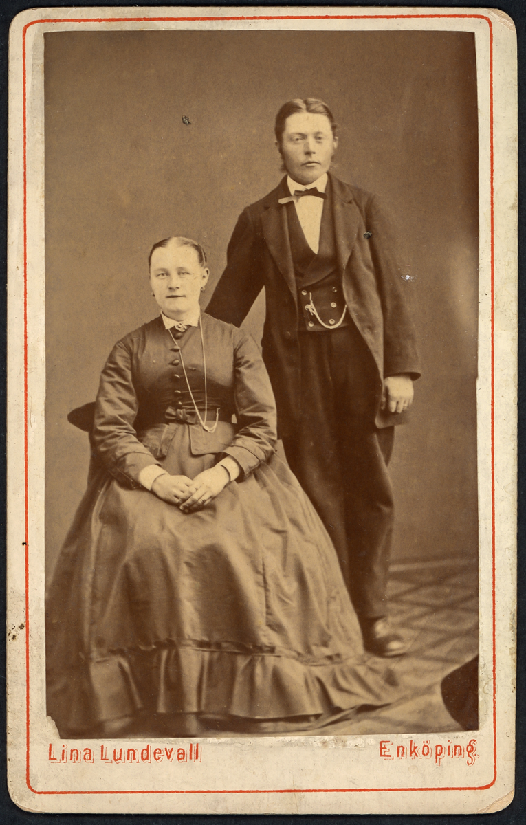 Visitkort/ ateljéfoto av okänd man och kvinna. Fotograferat i Lina Lundevalls ateljé, Enköping.