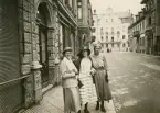 Paris (?), 1920. Tre unga kvinnor på en stadsgata.
Till vänster syns Margareta Bergstedt (senare g. Lidén).