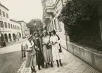 Paris (?), 1920. Fyra unga kvinnor och en ung man på en stadsgata.
Till vänster syns Margareta Bergstedt (senare g. Lidén).