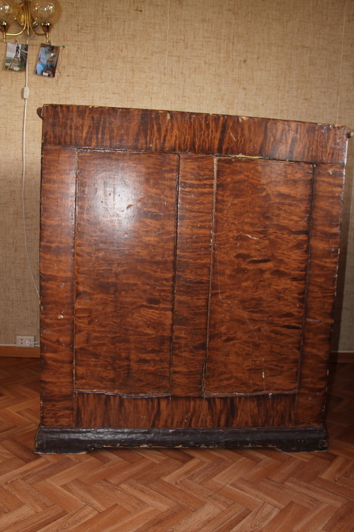 Kateteret er malt og er ådret brunt. Det er høyst slik at læreren må stå ved kateteret. 
Det er skader på list og front.