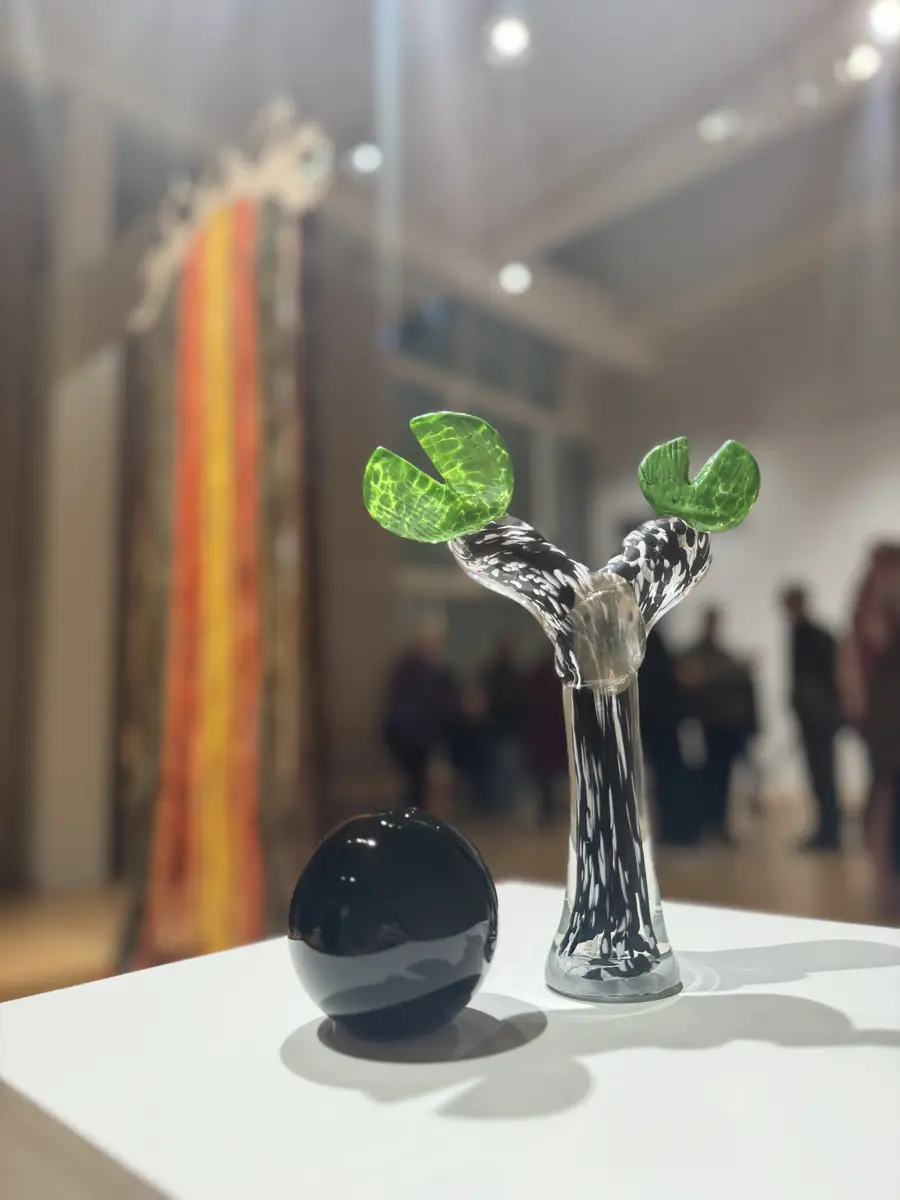 Två små glasskulpturer. Av Erika Kristoffersson Bredberg.