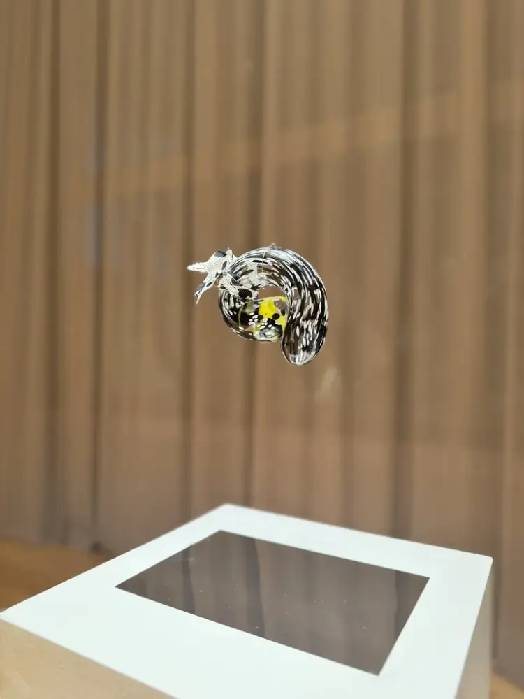 Liten glasskulptur som hänger i luften. Av Erika Kristoffersson Bergberg