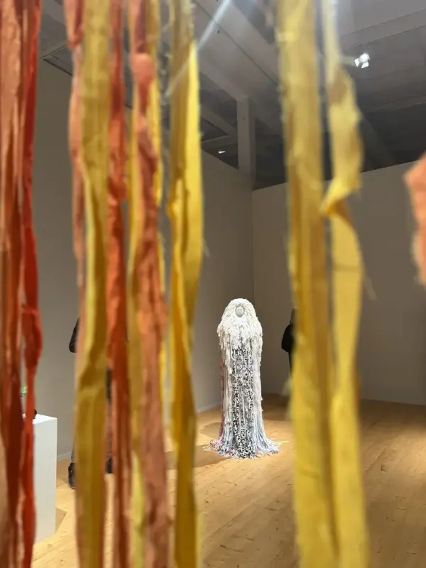 Skulptur av tygremsor och skulptur av vittra. Av Erika Kristoffersson Bredberg.