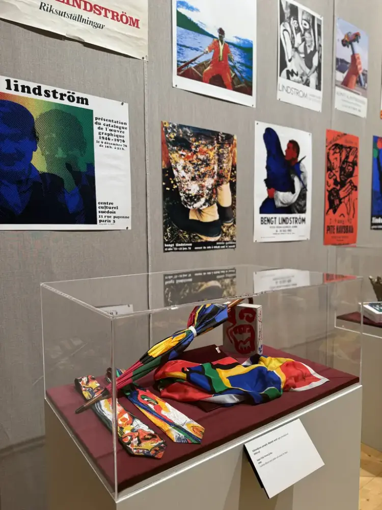 Monter med produkter och affischer formgivna av Bengt Lindström samt 