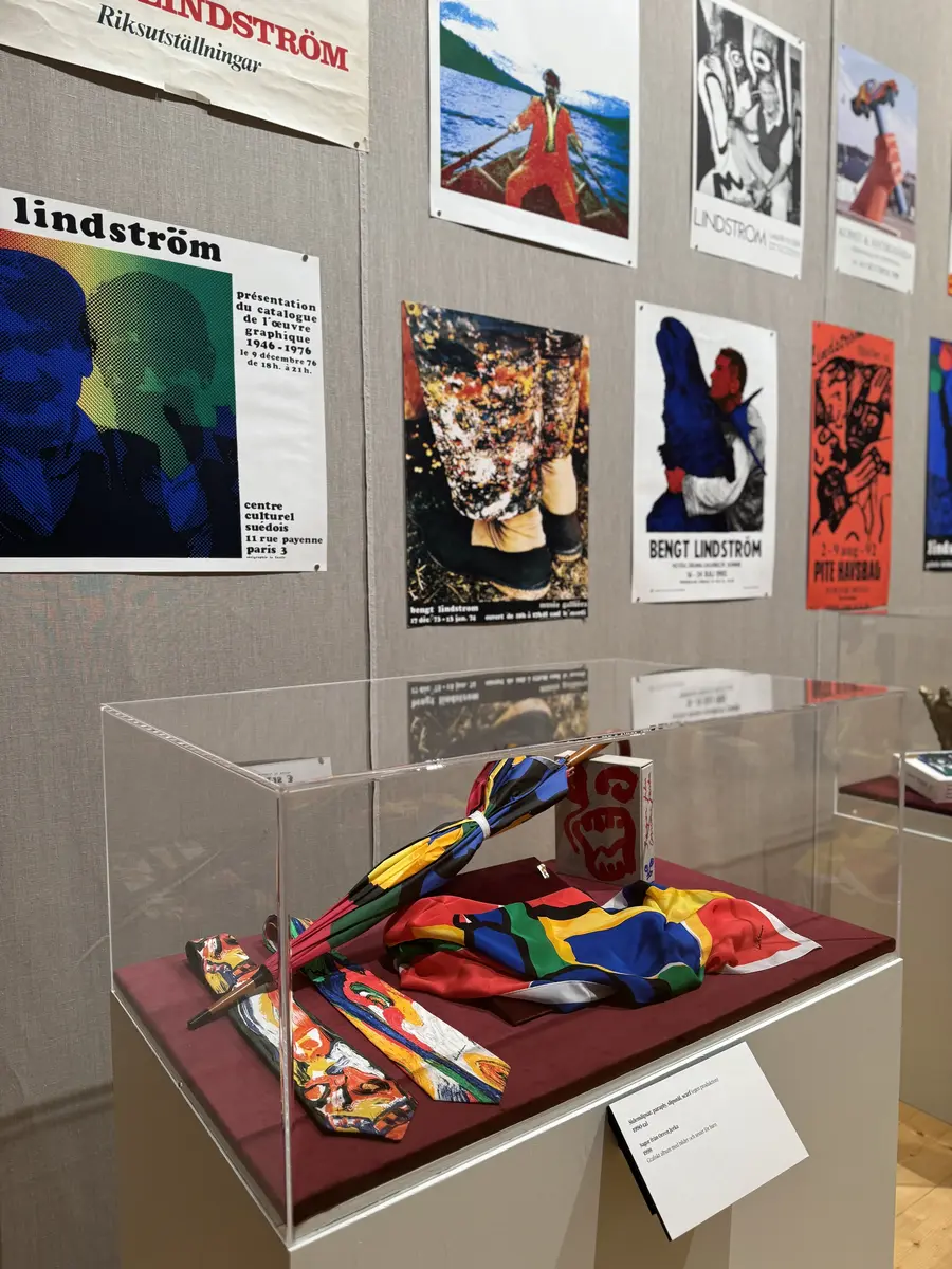 Monter med produkter och affischer formgivna av Bengt Lindström samt 