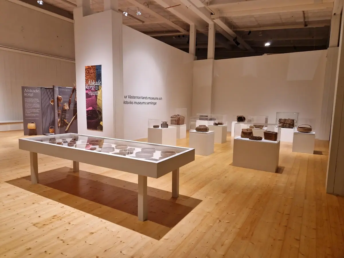 Utställning med korgar i montrar