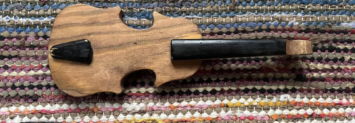 En violin ligger på en trasmatta