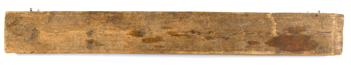 Trollbräda med inristade figurer och djur.

Inskrivet i huvudkatalog 1945.