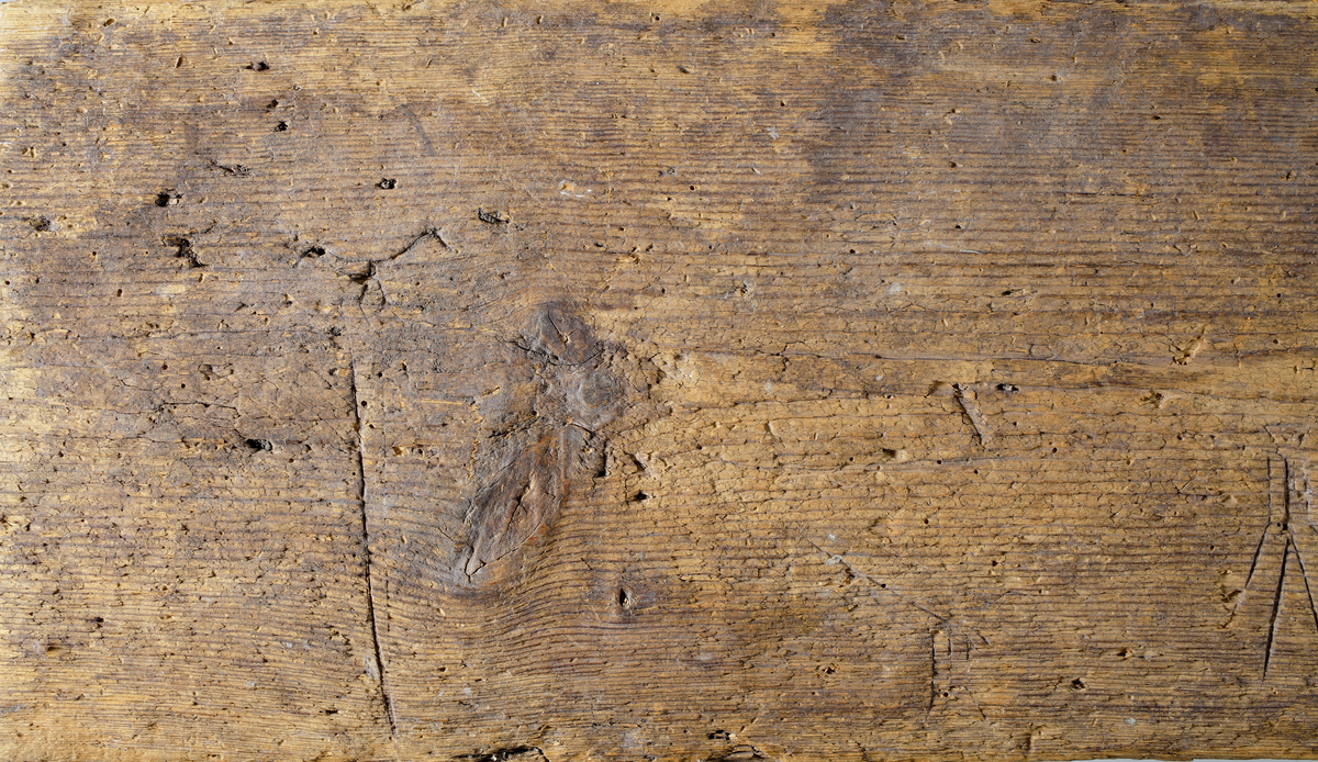 Trollbräda med inristade figurer och djur.

Inskrivet i huvudkatalog 1945.