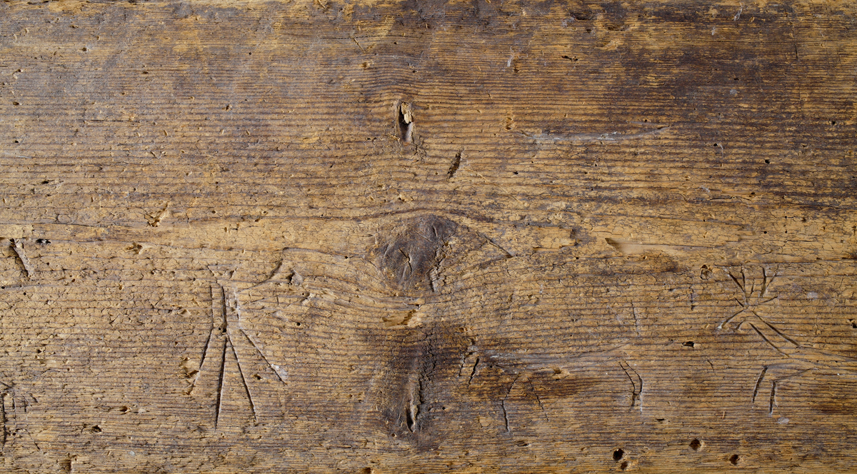 Trollbräda med inristade figurer och djur.

Inskrivet i huvudkatalog 1945.