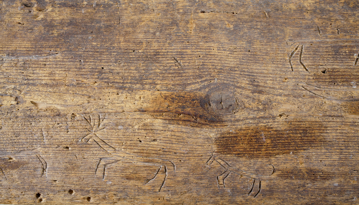 Trollbräda med inristade figurer och djur.

Inskrivet i huvudkatalog 1945.