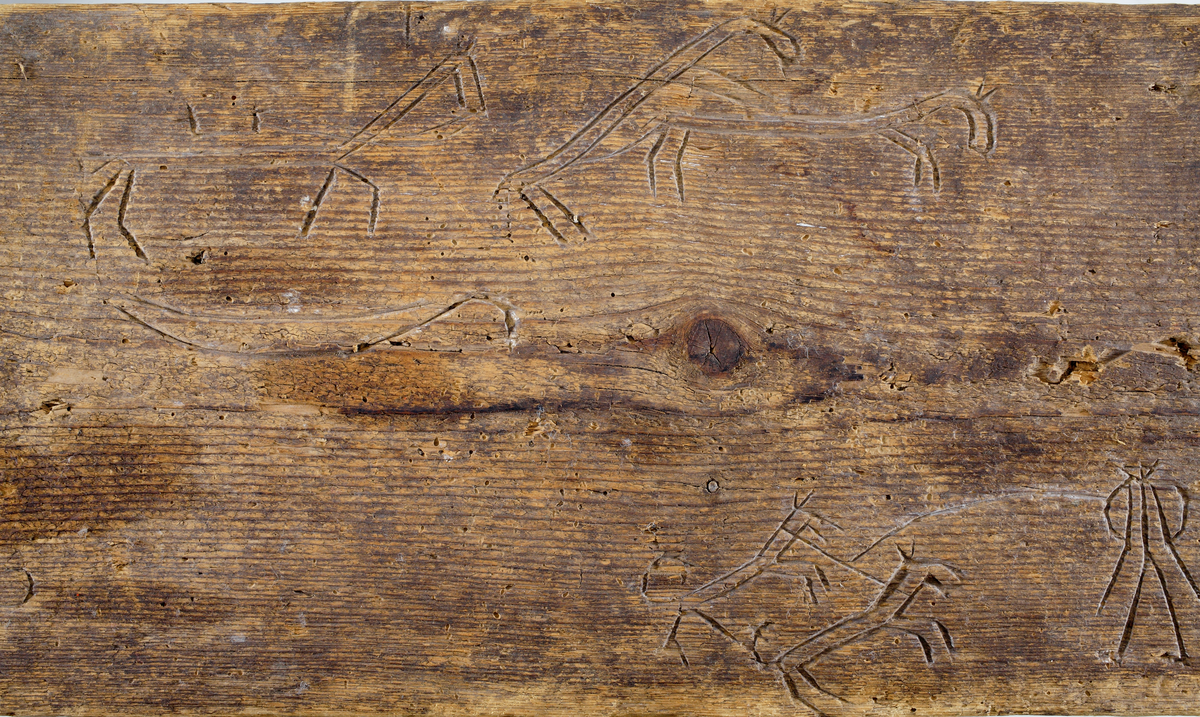 Trollbräda med inristade figurer och djur.

Inskrivet i huvudkatalog 1945.