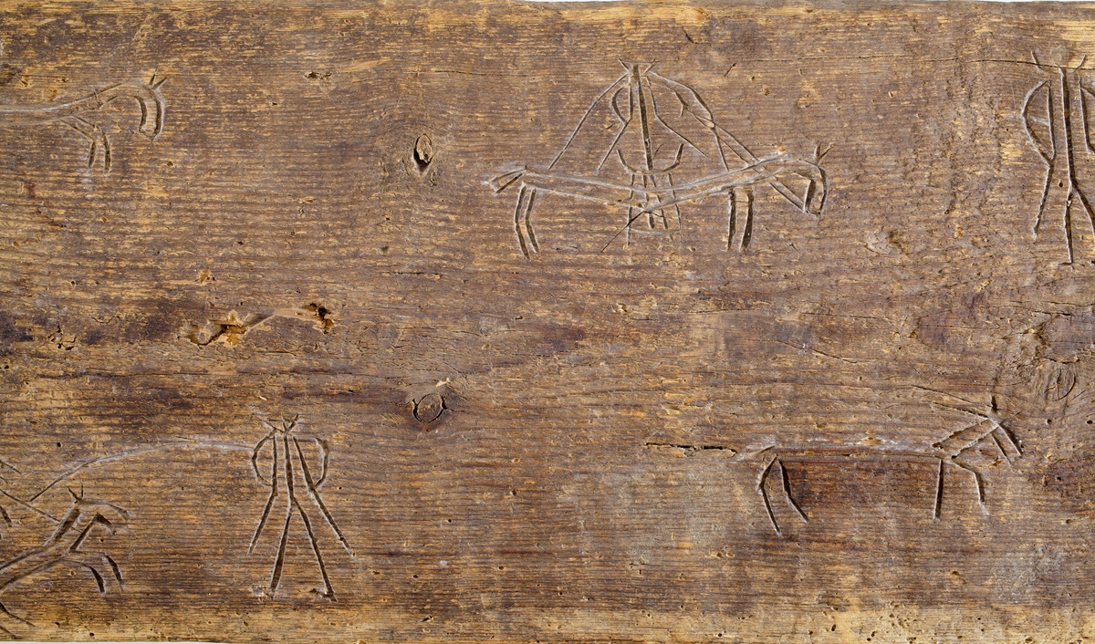 Trollbräda med inristade figurer och djur.

Inskrivet i huvudkatalog 1945.