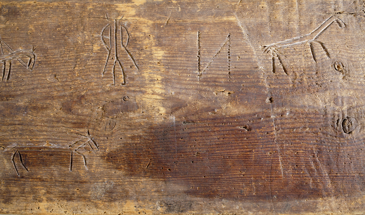 Trollbräda med inristade figurer och djur.

Inskrivet i huvudkatalog 1945.