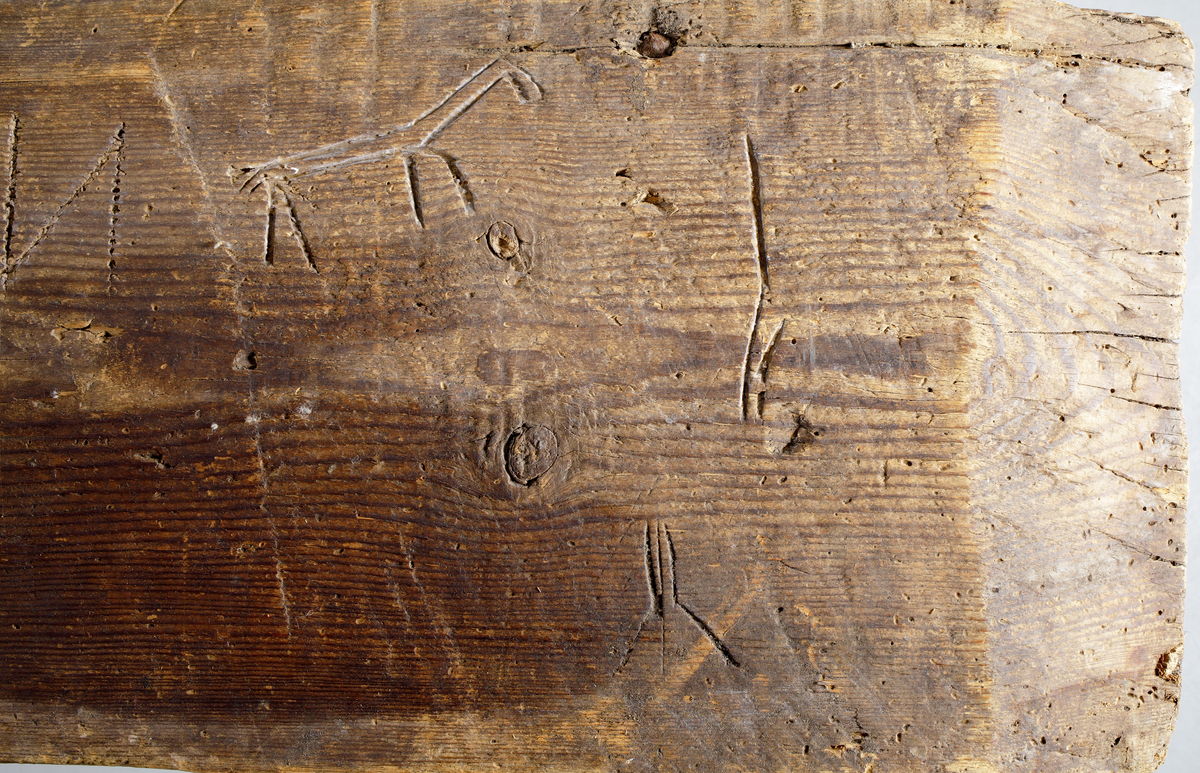 Trollbräda med inristade figurer och djur.

Inskrivet i huvudkatalog 1945.