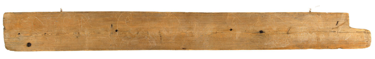 Trollbräda med inristade figurer, huvudsakligen hästbilder.

Inskrivet i huvudkatalog 1935.