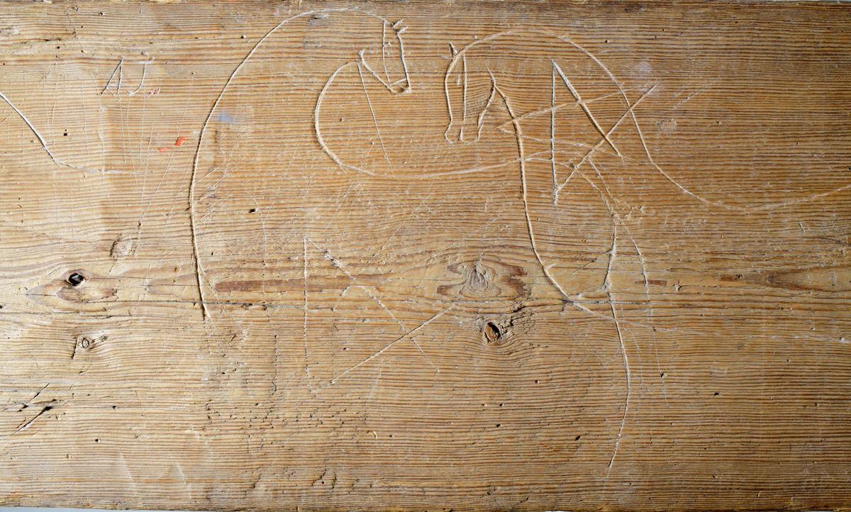 Trollbräda med inristade figurer, huvudsakligen hästbilder.

Inskrivet i huvudkatalog 1935.