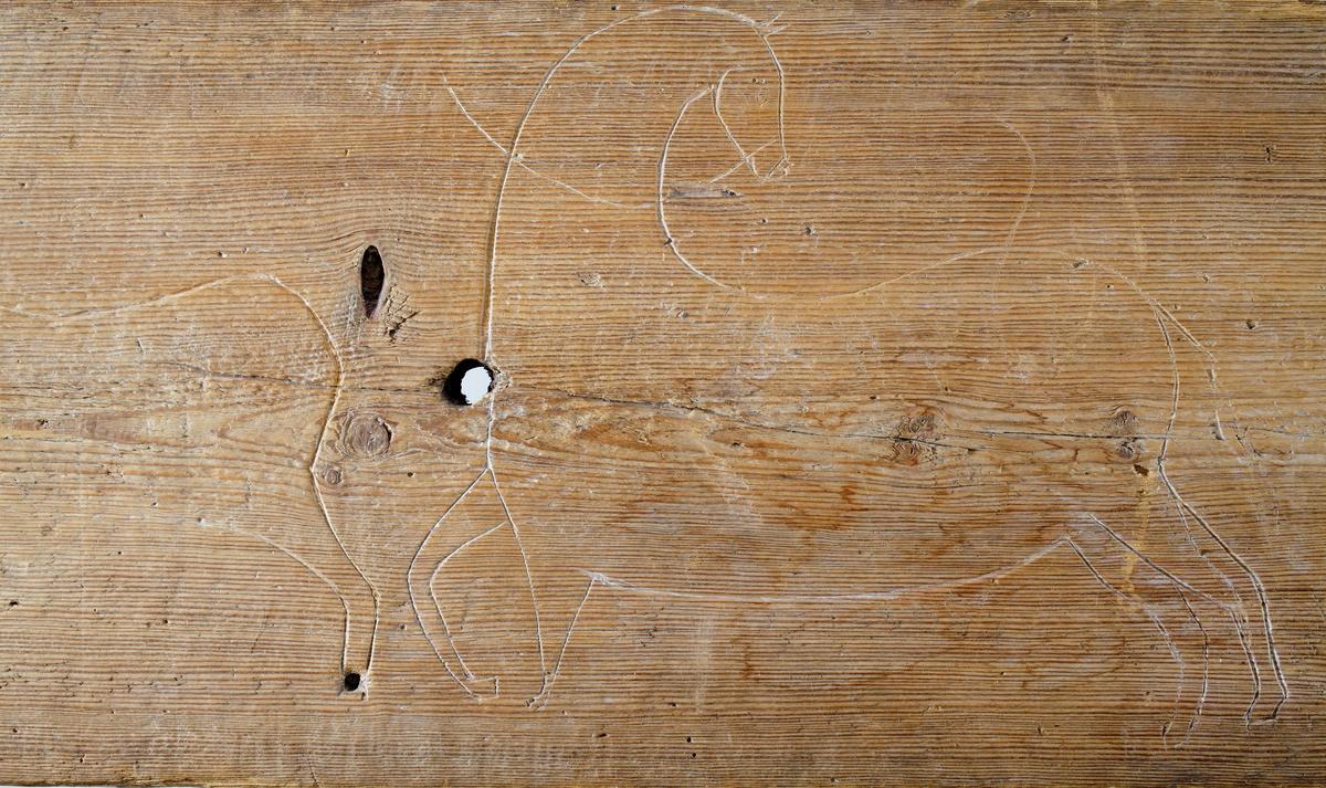 Trollbräda med inristade figurer, huvudsakligen hästbilder.

Inskrivet i huvudkatalog 1935.