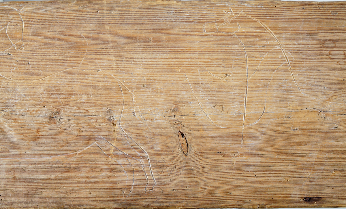 Trollbräda med inristade figurer, huvudsakligen hästbilder.

Inskrivet i huvudkatalog 1935.