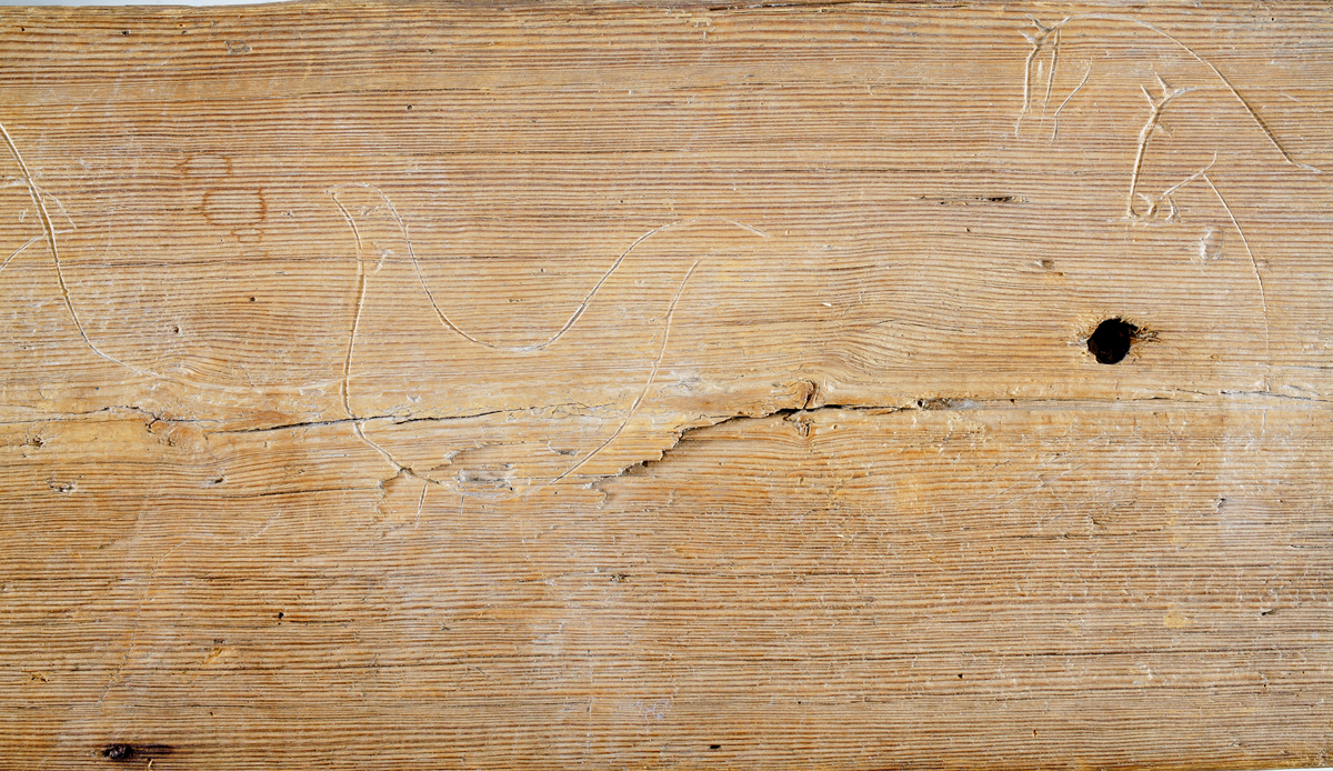 Trollbräda med inristade figurer, huvudsakligen hästbilder.

Inskrivet i huvudkatalog 1935.