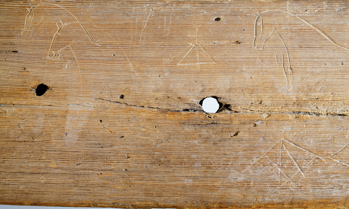 Trollbräda med inristade figurer, huvudsakligen hästbilder.

Inskrivet i huvudkatalog 1935.