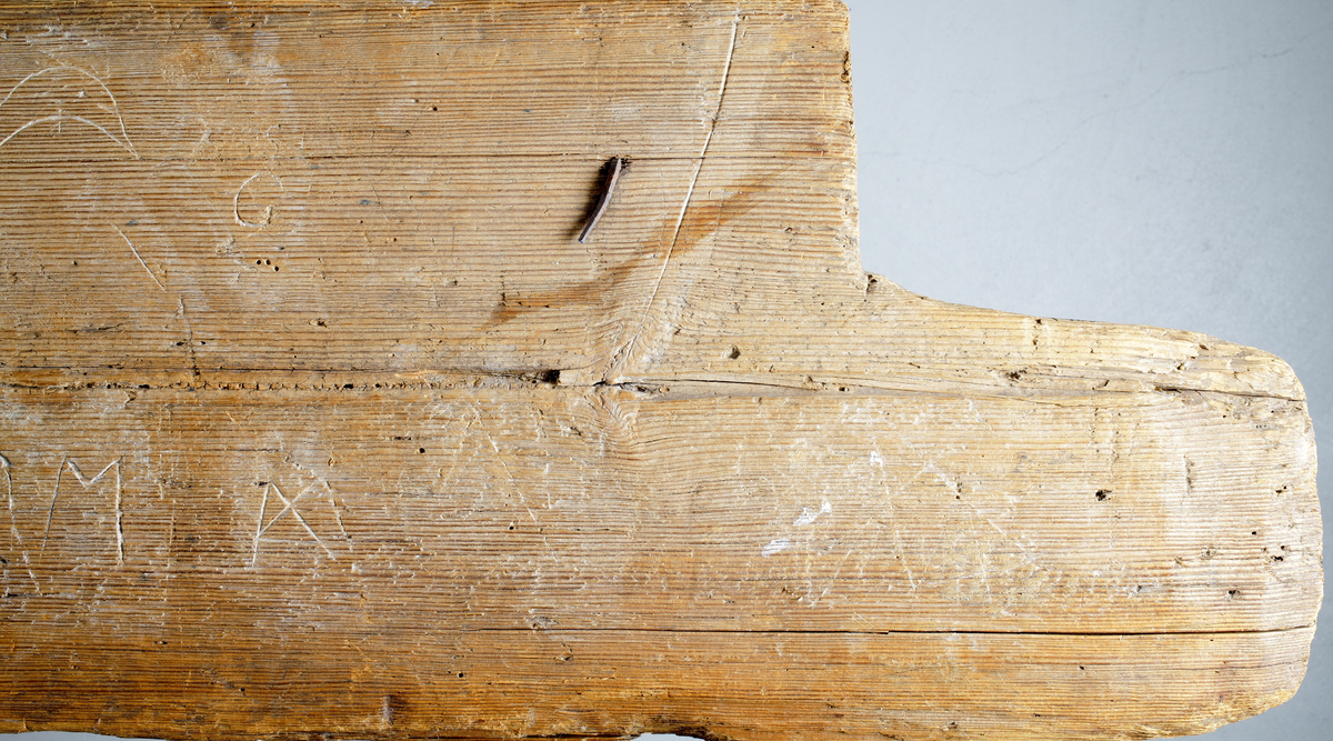 Trollbräda med inristade figurer, huvudsakligen hästbilder.

Inskrivet i huvudkatalog 1935.