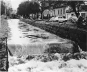 Söderhamnsån. Ågatan och delar av kvarter Fåret till höger. Foto i november 1960.