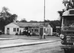 Köpmantorget med Söderhamns busstation. Foto sommaren 1958.
