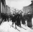 Skidlöparföreningen Faxe åker skidor på Östra Storgatan på Öster, Söderhamn. Foto enligt uppgift före 1890.