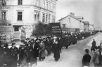 Demonstration utmed Norrtullsgatan i Söderhamn, troligen 1917.