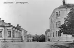 Prästgårdsgatan österut från Rådhusparken i Söderhamn. Foto i början av 1900-talet.
