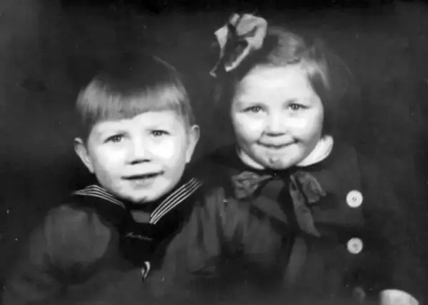 To små barn, en gutt og ei jente