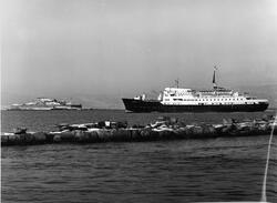 Hurtigruteskipet MS Harald Jarl på veg ut fra Trondheim. Mun