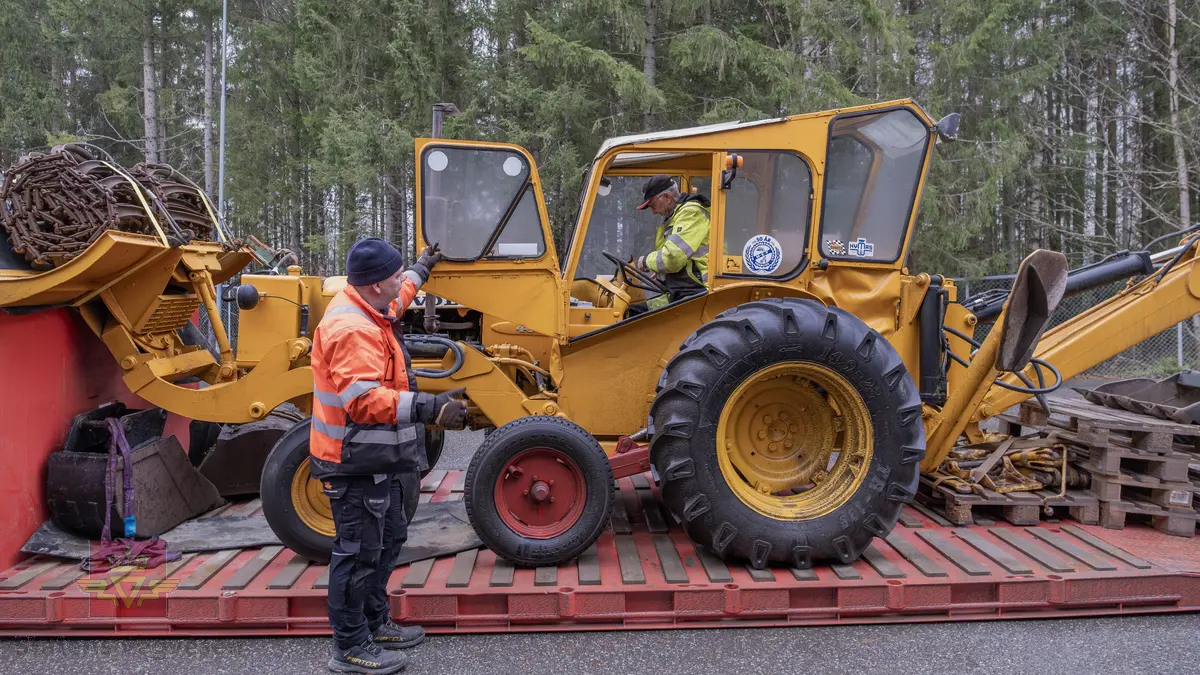 BM-Volvo T-400 traktor med Hymas type 4 graver. Gul, svart og rød traktorgraver lagd i hovedsak av metall, gummi og glass. Merket av produsentene. Dette er en jordbrukstraktor som er påmontert en graver, (gravemaskin), i bakkant. Graveren er hydraulisk drevet og har skuffe og to støtteben. Traktoren er 2-akslet har 6 hjul. To av hjulene er for å kunne bruke traktoren med halvbelter (belter følger med). Motoren er av typen D 913 fra BM, som betyr en tre sylindret firetakts diesel drevet type med slagvolum 2,5 liter. Motoren yter 47 (DIN) Hk. Motoren er bygd med basis fra en Perkins motor. Girkassen har innebygd reduksjons gir som gir åtte gir fremover og to gir bakover. Traktoren har 12 V elektrisk anlegg. Rødt sete merket med BM.
Følgende fulgte med maskinen:
- To skuffer og en hydraulikksentral samt to trekkstenger.
- Fire bilder/tegninger i glass og ramme.
- Regningsblokk.
- Innrammet avisutklipp.