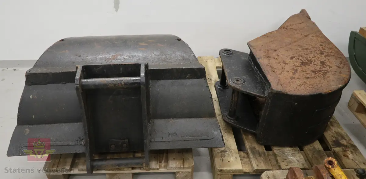 BM-Volvo T-400 traktor med Hymas type 4 graver. Gul, svart og rød traktorgraver lagd i hovedsak av metall, gummi og glass. Merket av produsentene. Dette er en jordbrukstraktor som er påmontert en graver, (gravemaskin), i bakkant. Graveren er hydraulisk drevet og har skuffe og to støtteben. Traktoren er 2-akslet har 6 hjul. To av hjulene er for å kunne bruke traktoren med halvbelter (belter følger med). Motoren er av typen D 913 fra BM, som betyr en tre sylindret firetakts diesel drevet type med slagvolum 2,5 liter. Motoren yter 47 (DIN) Hk. Motoren er bygd med basis fra en Perkins motor. Girkassen har innebygd reduksjons gir som gir åtte gir fremover og to gir bakover. Traktoren har 12 V elektrisk anlegg. Rødt sete merket med BM.
Følgende fulgte med maskinen:
- To skuffer og en hydraulikksentral samt to trekkstenger.
- Fire bilder/tegninger i glass og ramme.
- Regningsblokk.
- Innrammet avisutklipp.