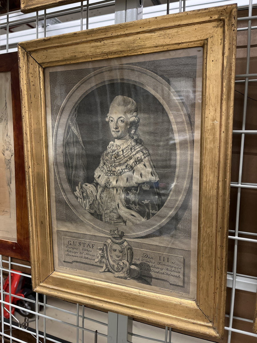 Kopparstick föreställande kung Gustaf III, efter målning av Lorens Pasch (1733-1805), graverat 1773 av Jacob Gillberg (1724-1793).

Inramad, glas, träbakstycke

Har under 1700-talet haft sin plats i säjarens mors föräldrahem på Kalvekulla, Vikaryd.