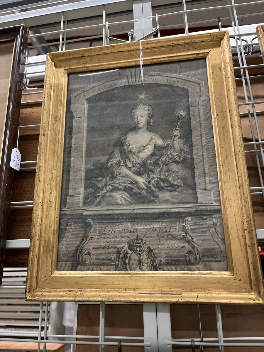 Kopparstick föreställande drottning Lovisa Ulrika, efter målning av Lorens Pasch (1733-1805), graverat av Jacob Gillberg (1724-1793).

Inramad, glas, träbakstycke

Har under 1700-talet haft sin plats i säjarens mors föräldrahem på Kalvekulla, Vikaryd.