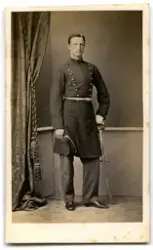 Porträtt på en man i uniform i helfigur.