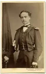 Porträtt på en man i uniform, fotograferad i helfigur.