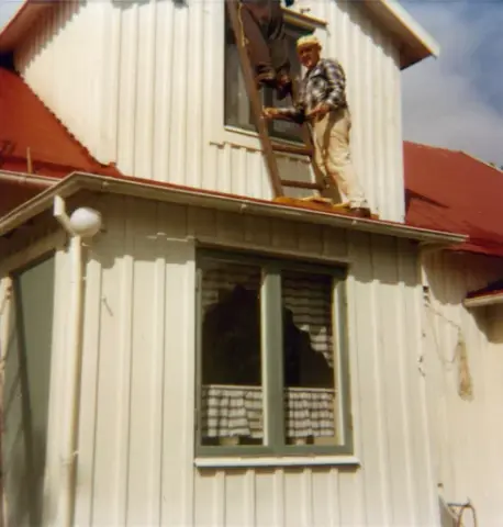 Åke Börjesson står nedanför stegen ovanpå det utstickande taket till hemmet på Solhemsgatan 10, den vinkel som är mot gården. 1978 är fotografiet taget.