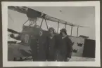 Bilden visar tre flygare framför ett flygplan typ Albatros B.II.