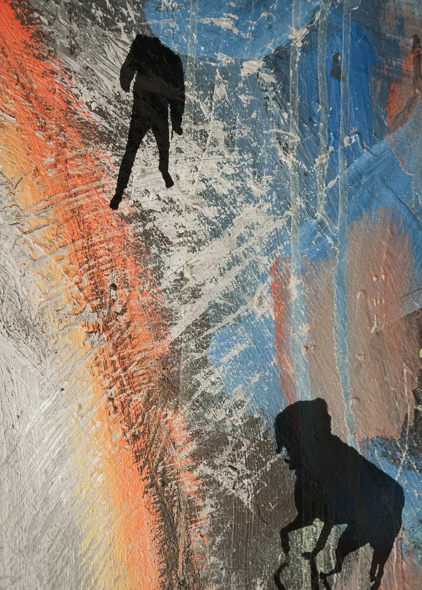 Silhuetter av mennesker mot en bakgrunn med malingsstrøk i forskjellige farger. 