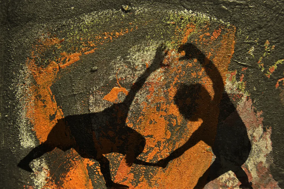 Silhuetter av mennesker mot en bakgrunn med malingsstrøk i forskjellige farger. 