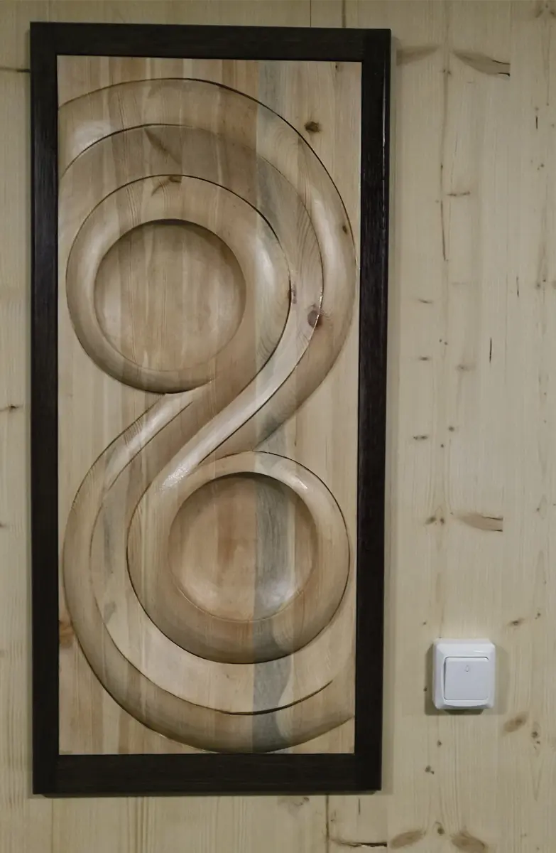 Trerelieff med organsiske, myke, runde former. 